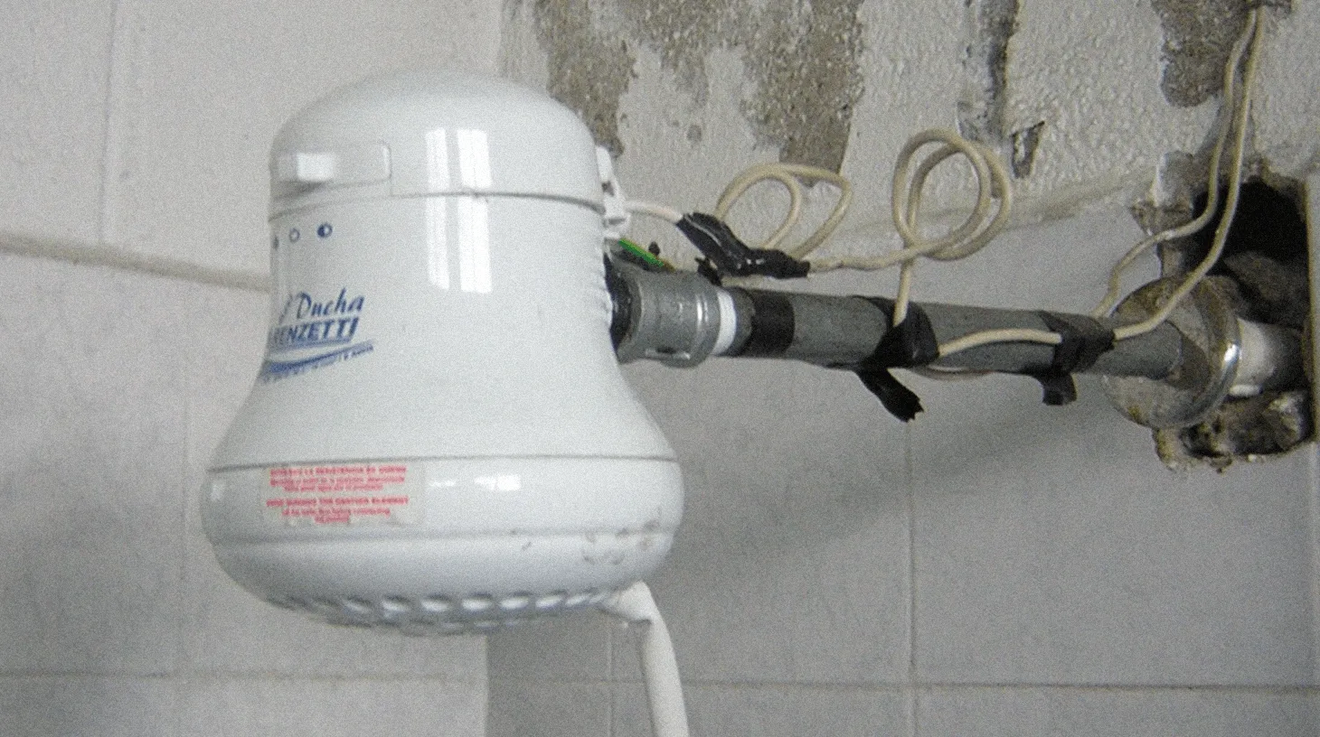 ¿Por qué la ducha eléctrica no calienta o quema la resistencia?